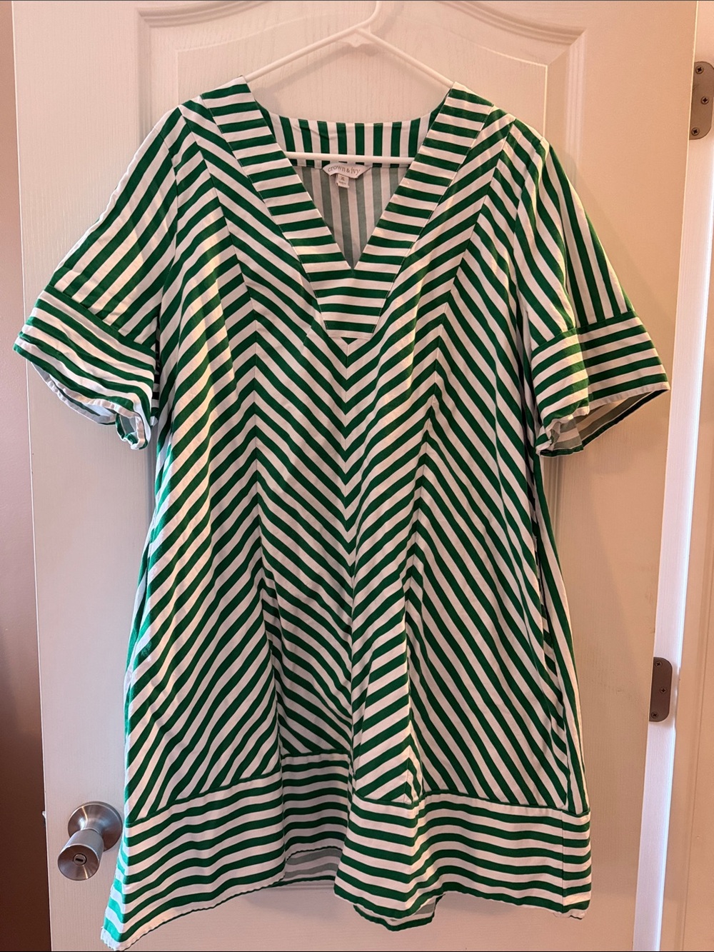 crown & ivy Green and White Chevron V-Neck Tunic